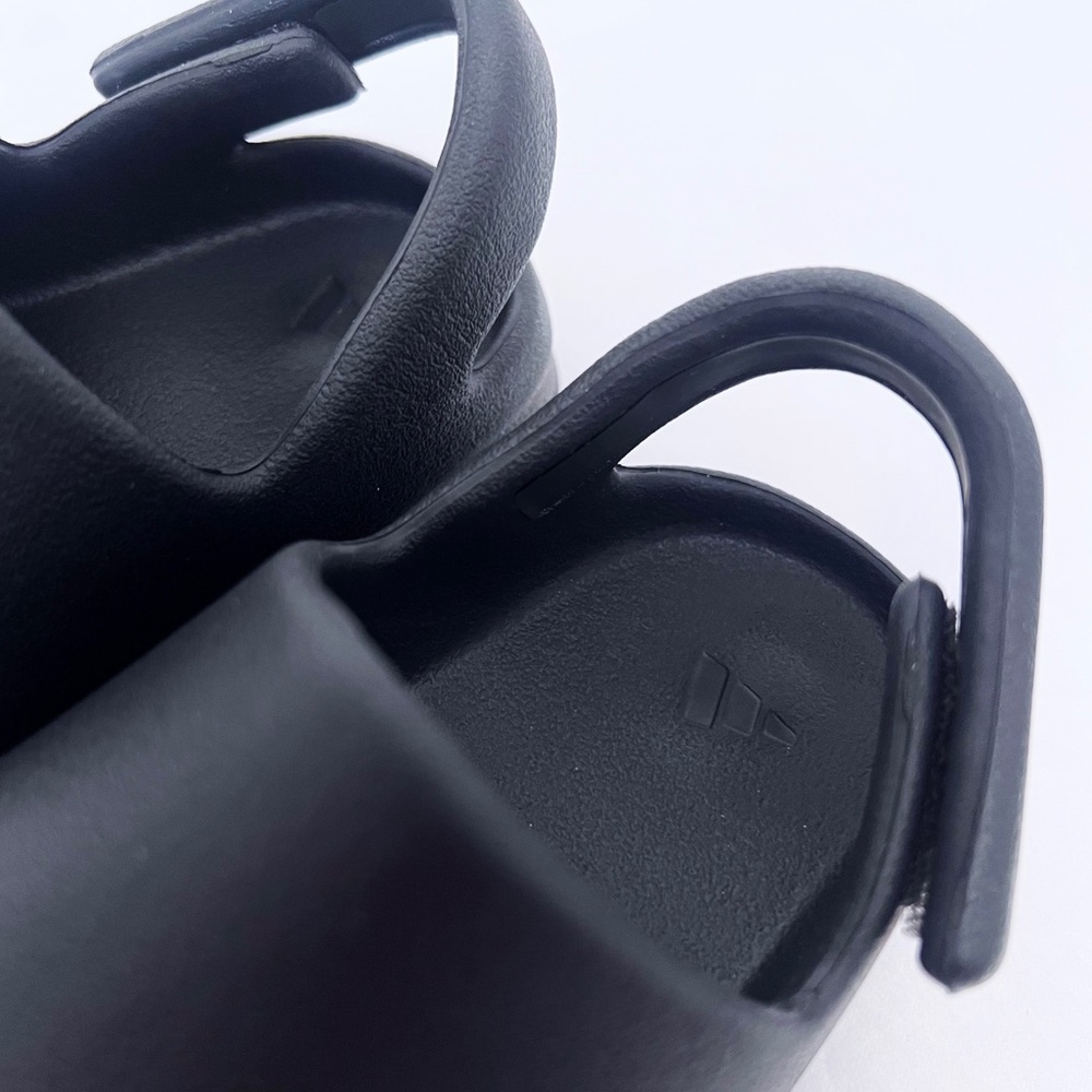 Adidas Yeezy kids slide in Onyx - Picture 5 of 8